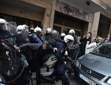 Συνεχίζεται το πολιτικό «μπρα-ντερ-φερ» ΣΥΡΙΖΑ και Αριστεράς με «φόντο» τους πλειστηριασμούς (βίντεο)